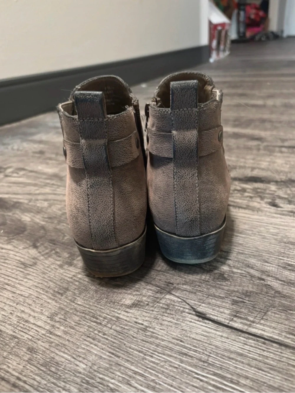 Ankle Boots in Gray/Brown Suede-Look